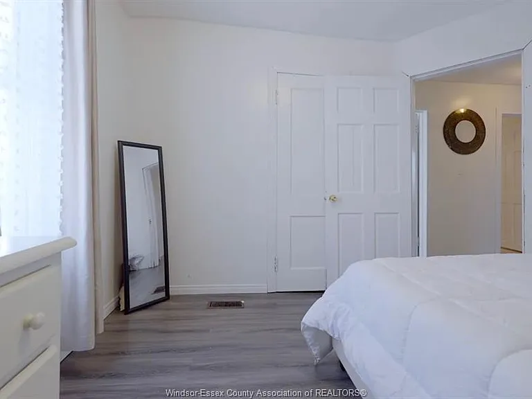 1073 Pierre Ave — Photo 9