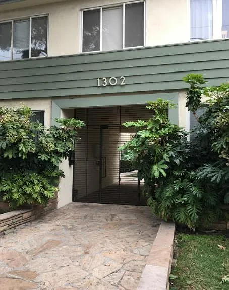 1302 S Saltair Ave #4 — Photo 8