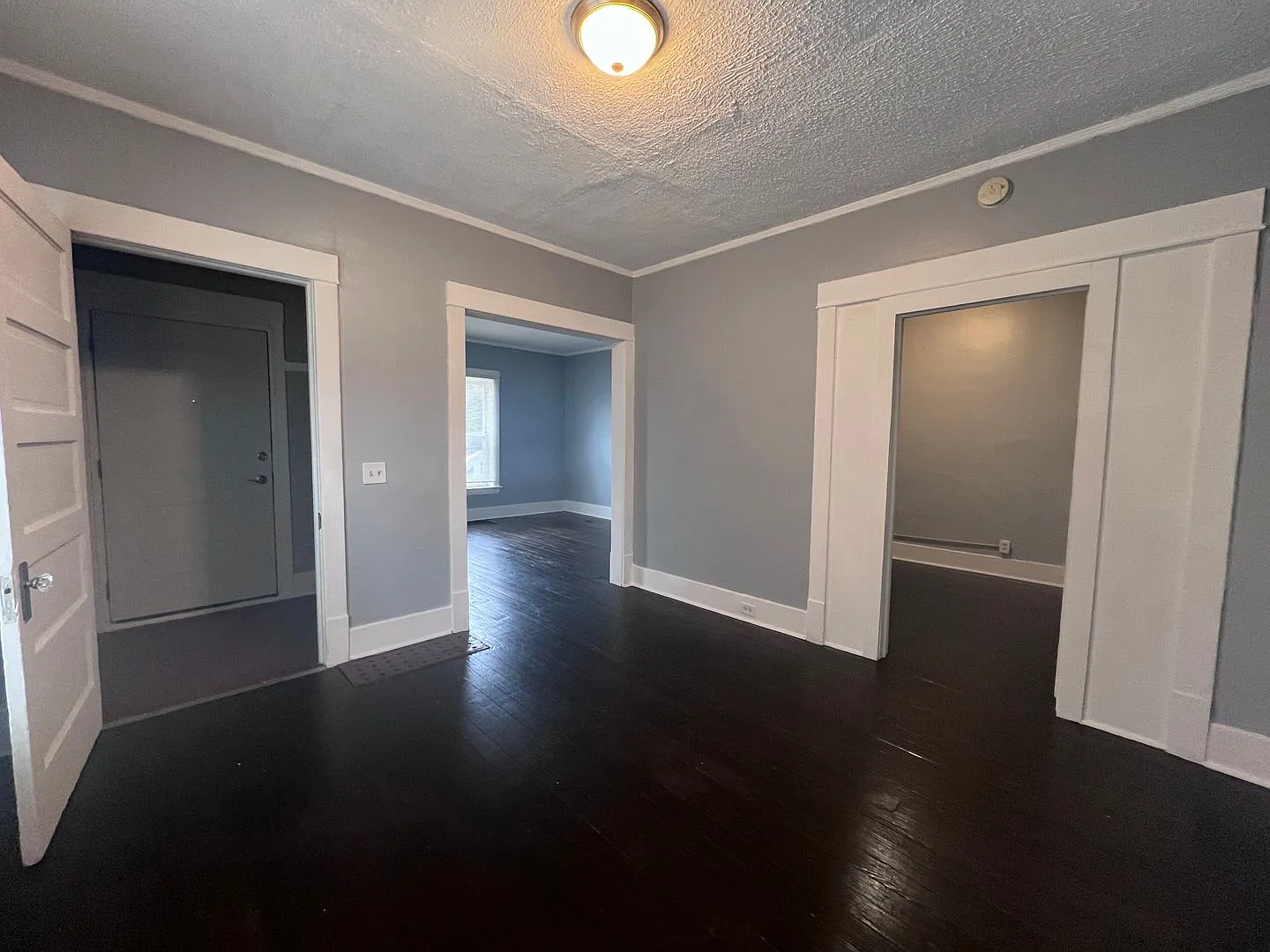 Lower One Bedroom with Laundry! — Photo 2