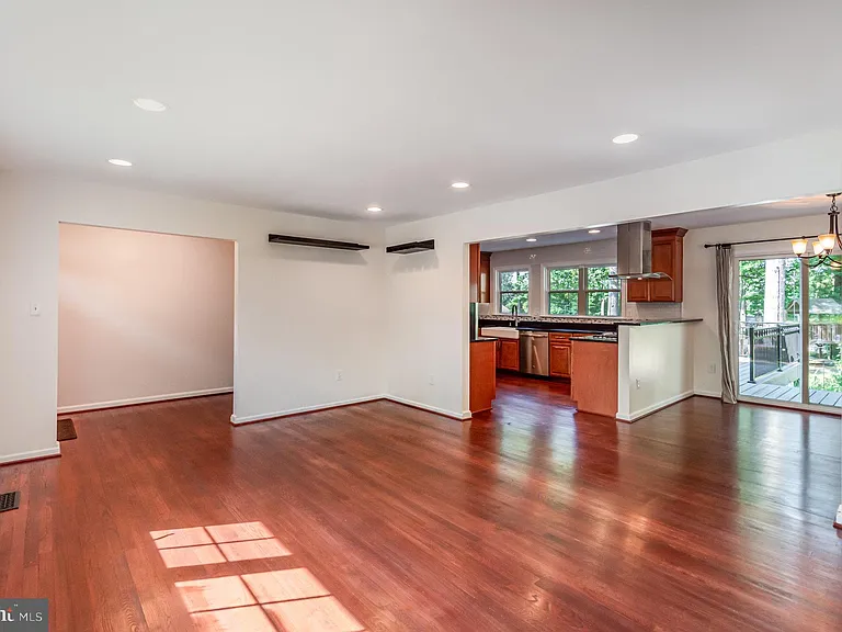 519 Woodland Ct NW — Photo 5