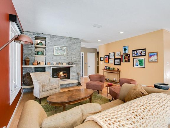 5th image of 8 Hingham Cir