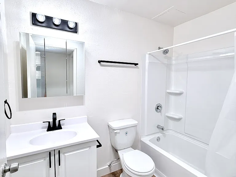 12521 Saticoy St #7 — Photo 14