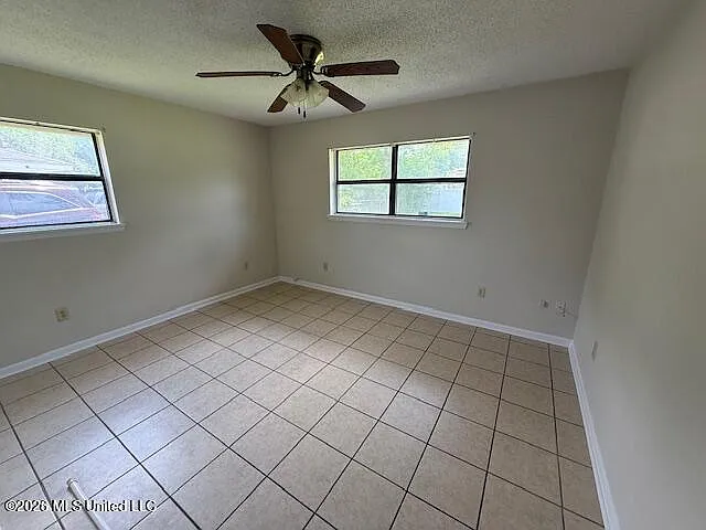 125 Clarence Dr — Photo 5