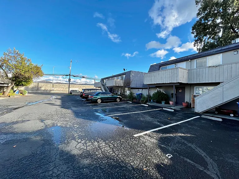 Solano Apartments — Photo 33