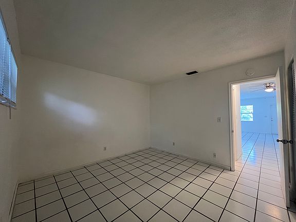 5th image of 409 NW 25th St APT 4