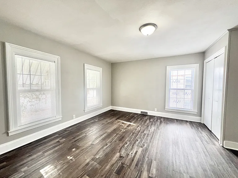 921 W Grand Ave — Photo 7