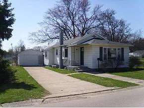 306 E Maple St photo 1