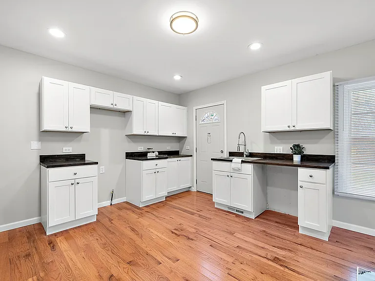 276 Kenilworth St — Photo 12
