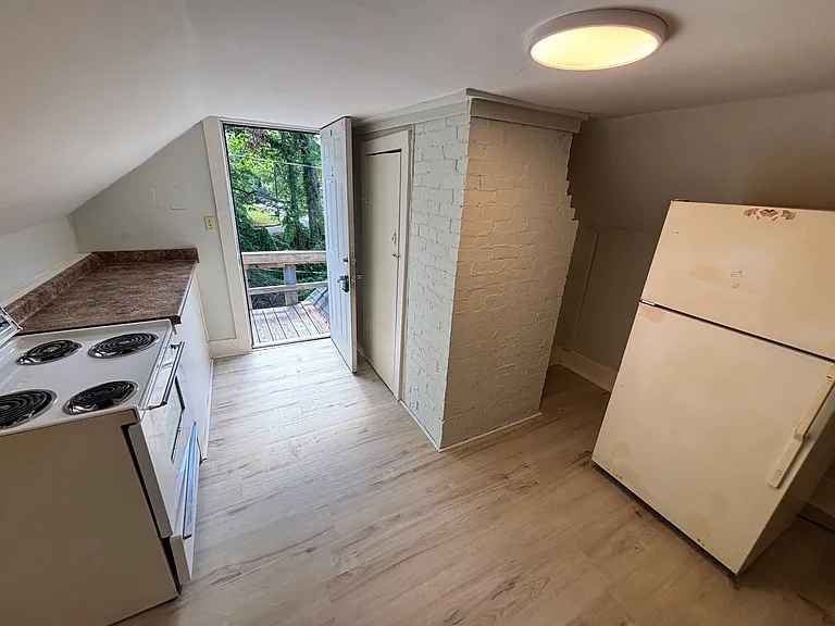 298 N Fairview Ave #B — Photo 10