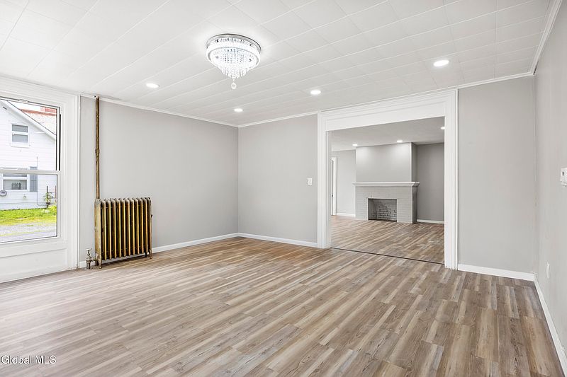 5th image of 33 Maple Street