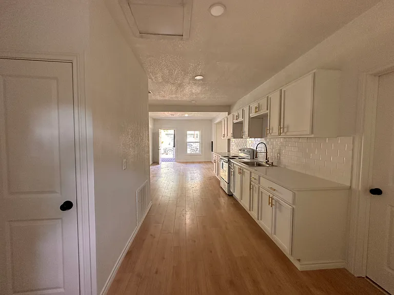 2438 Harding St — Photo 21