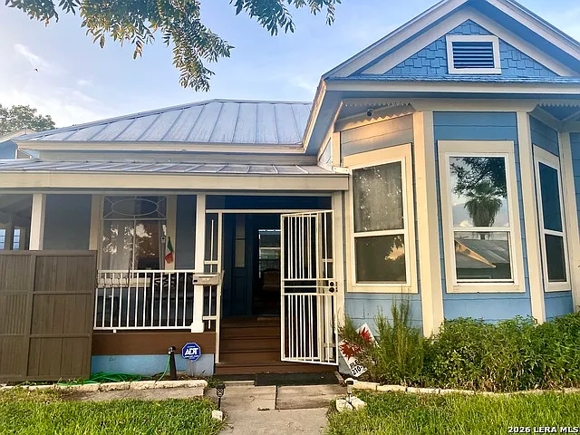 2 bed, 1.0 bath, 2352 sqft, $1,200 — Photo 1