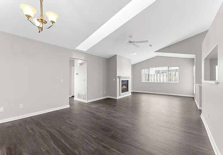 1009 Shadow Ln — Photo 7