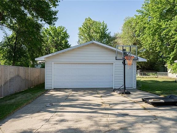 3rd image of 1746 Parkhill Dr