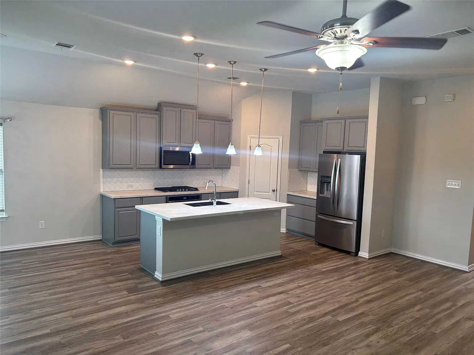 3 bed, 2.0 bath, 1724 sqft, $2,200 — Photo 4