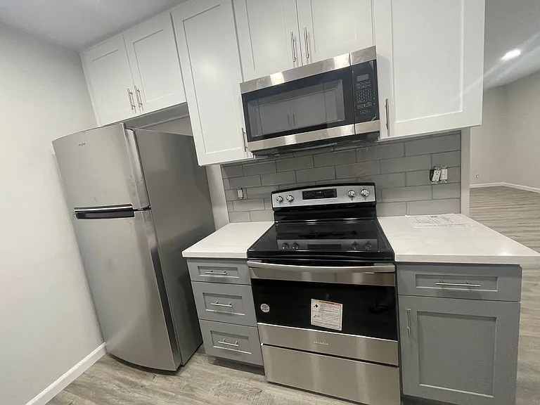 1020 S Sherbourne Dr — Photo 5