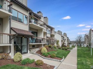 207 W Ridge Mews, Wood Ridge, NJ 07075