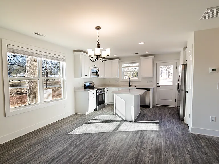 405 E Union St — Photo 8