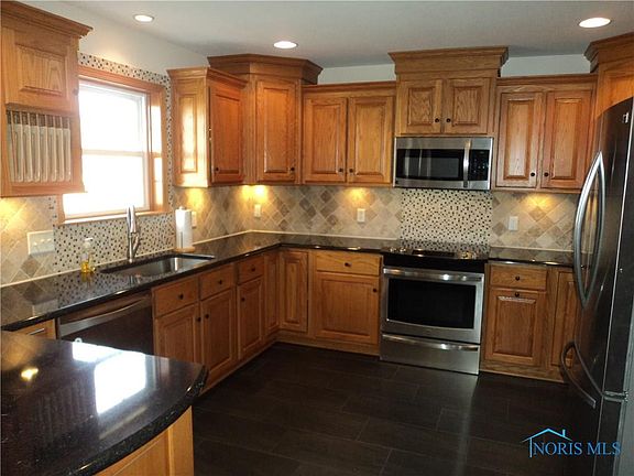 2nd image of 802 Roscommon St