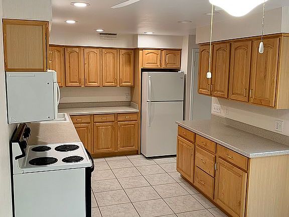 3rd image of 327 Dryberry Way