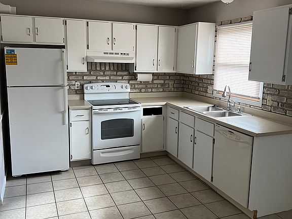 Large Kitchen with Appliances