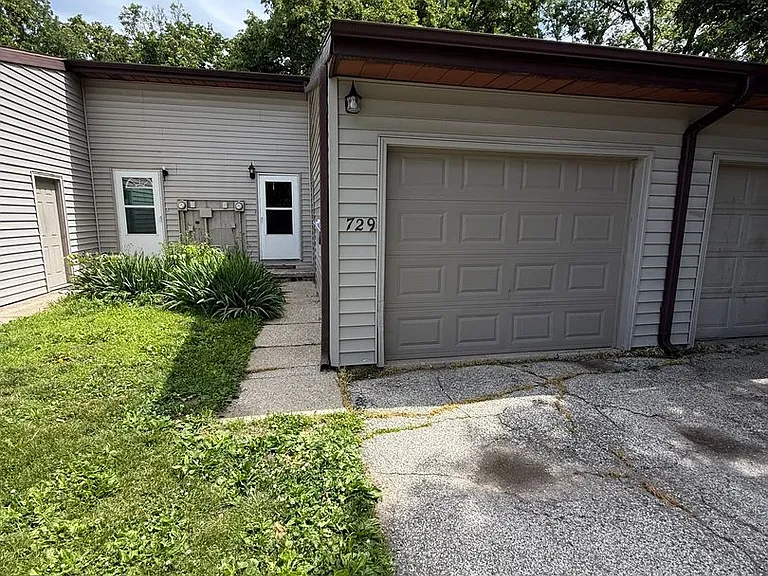 729 Westridge Rd — Photo 1