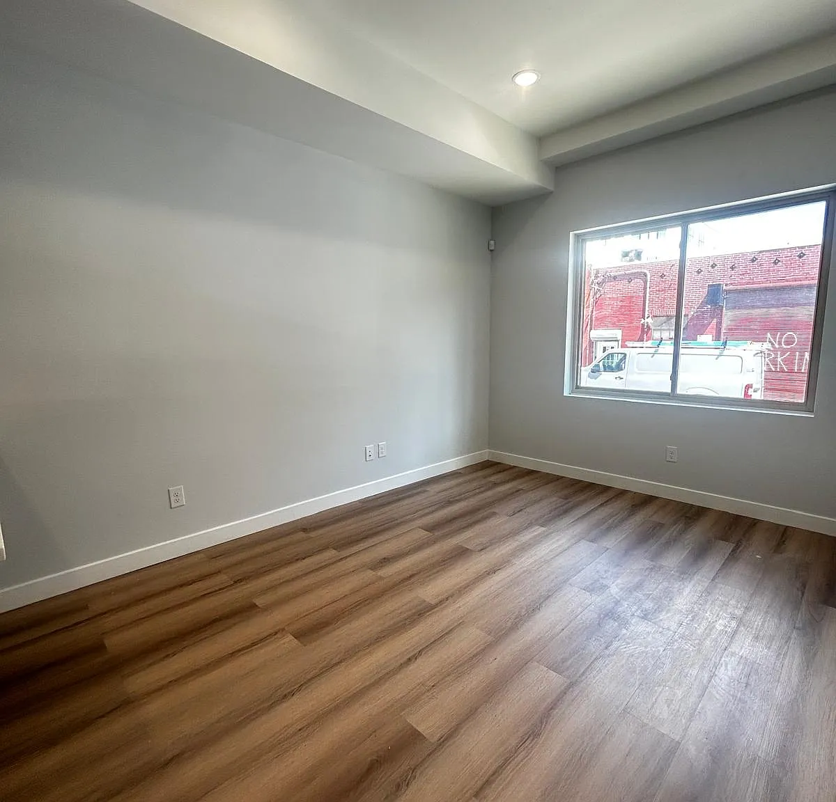 3 bed, 890 sqft, $1,900 — Photo 2
