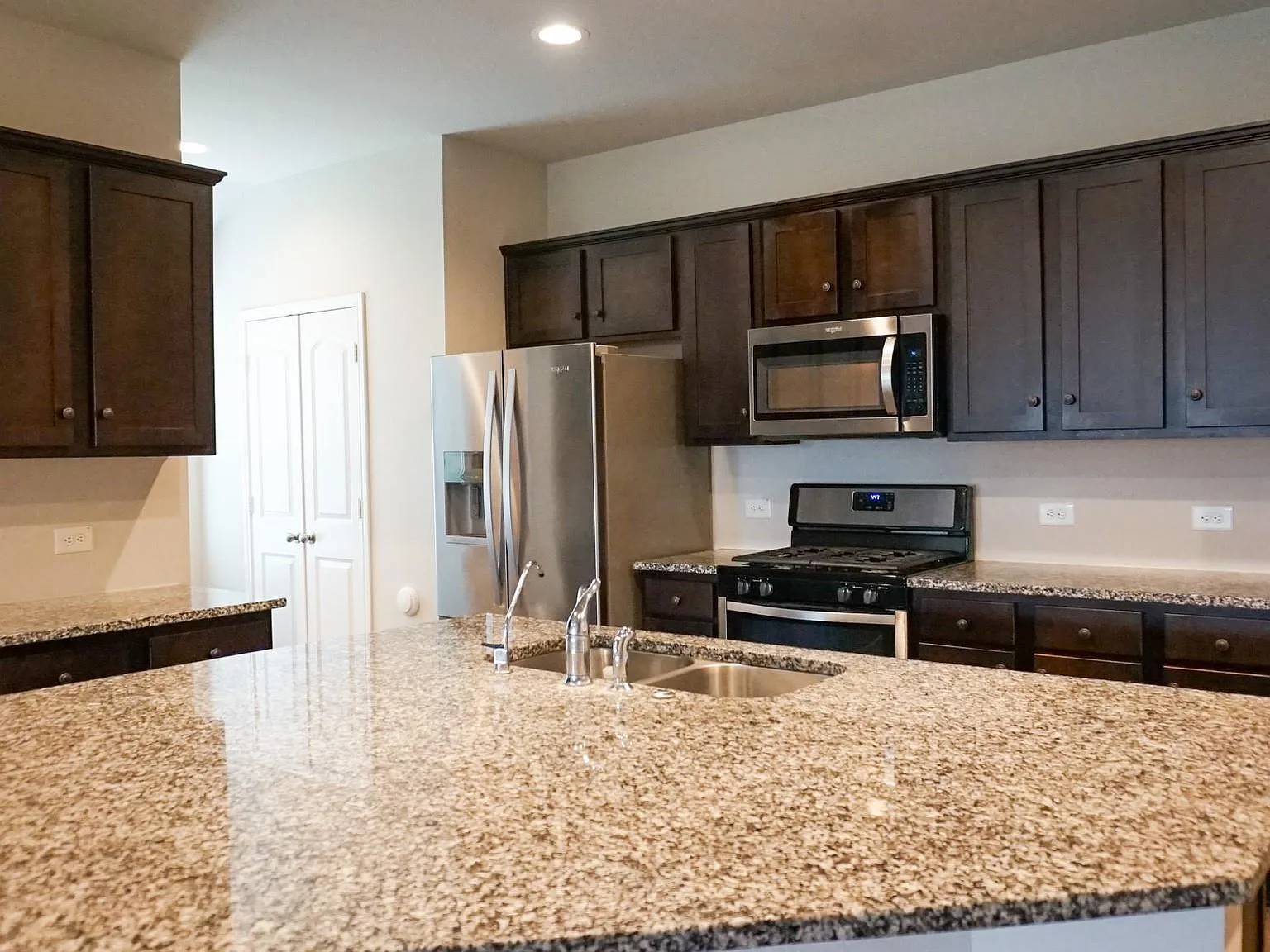 4 bed, 2.0 bath, 2117 sqft, $2,300 — Photo 4
