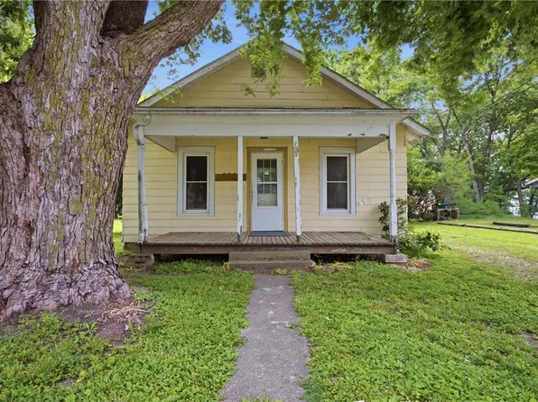 725 S Iowa St, Ashmore, IL 61912