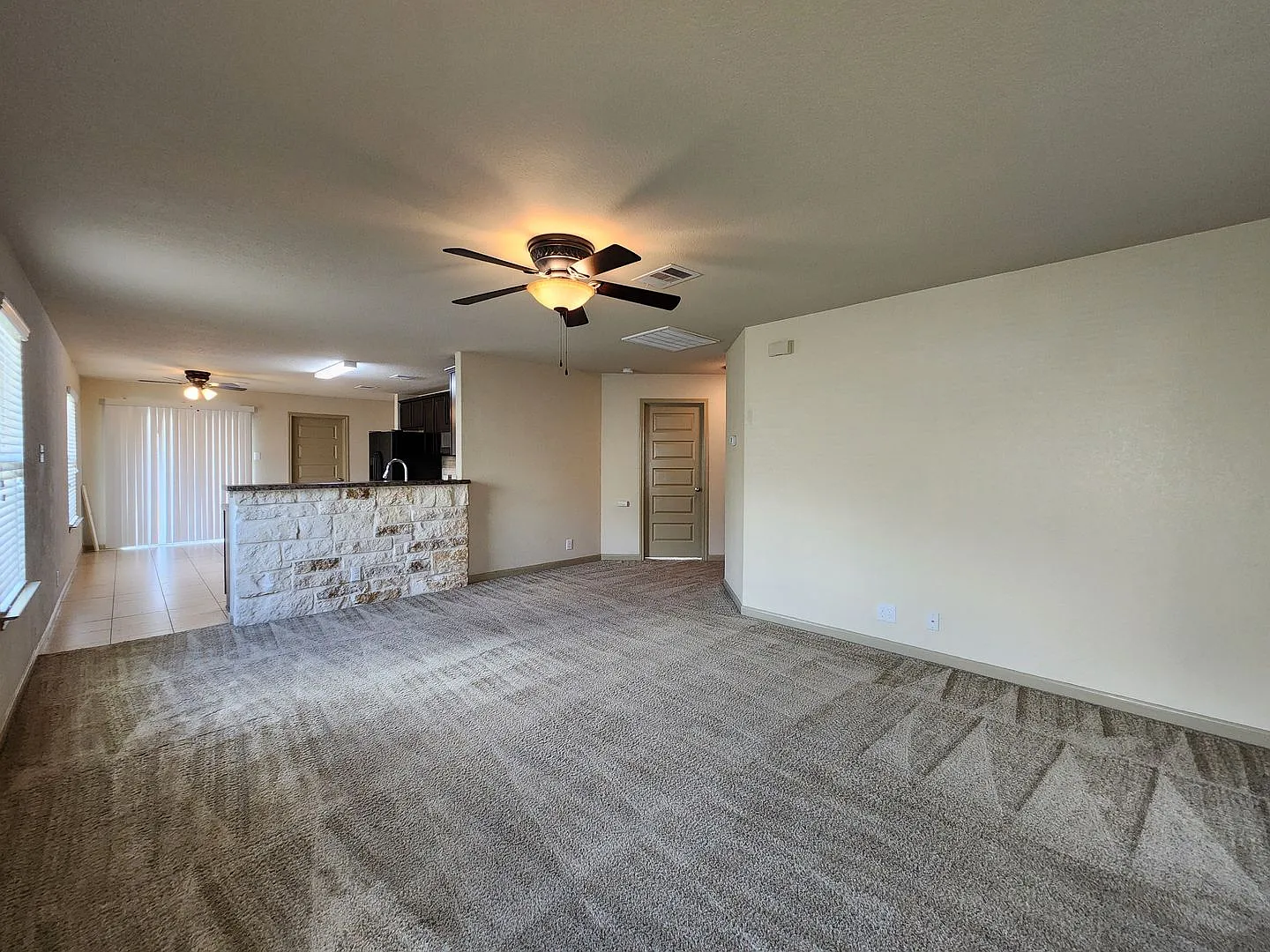 3 Bedroom in Avery Park / Fridge, Washer & Dryer Included / Covered Patio / Fenced in Yard / CISD — Photo 3
