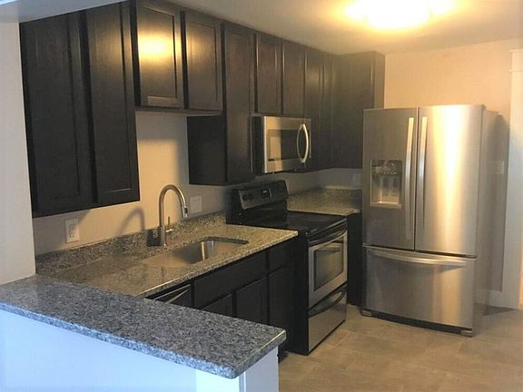 3rd image of 514 S Fess Ave