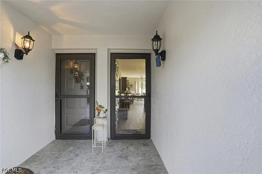 3 bed, 2.0 bath, 1330 sqft, $2,000 — Photo 2