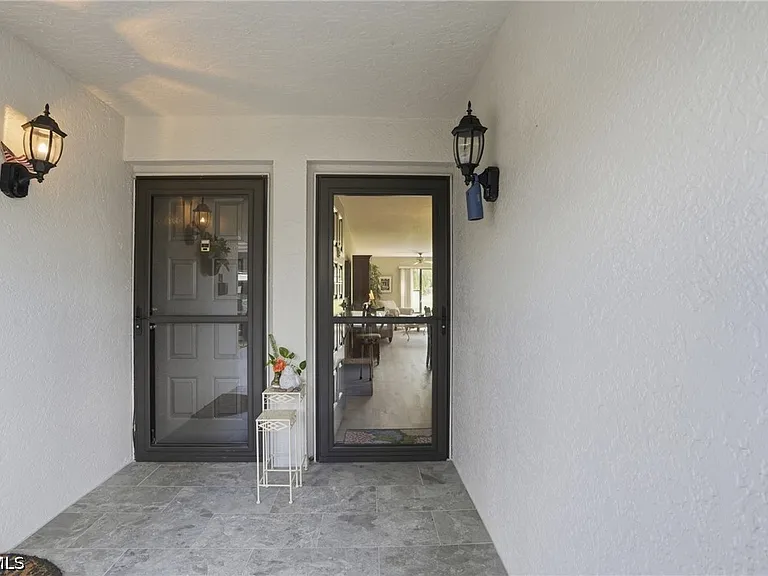 5905 Trailwinds Dr #816 — Photo 2