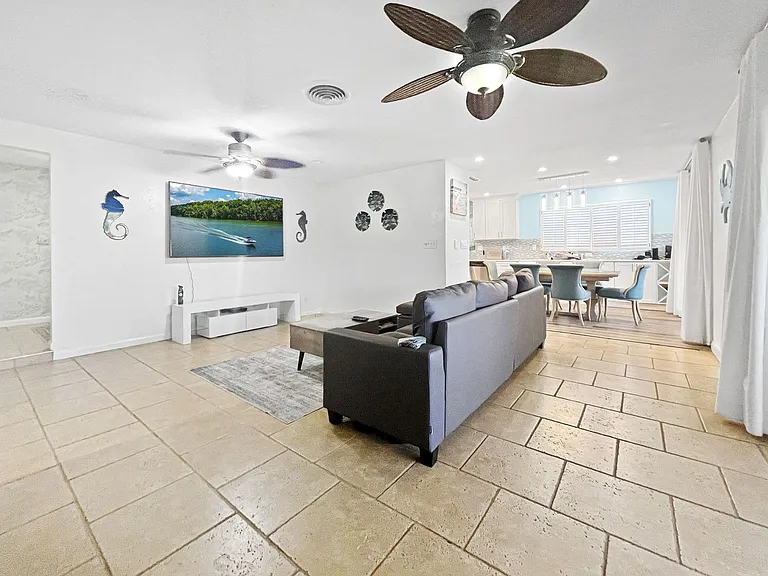 1031 Honeysuckle Rd — Photo 5