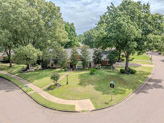 3rd image of 3052 Laurinburg Cir