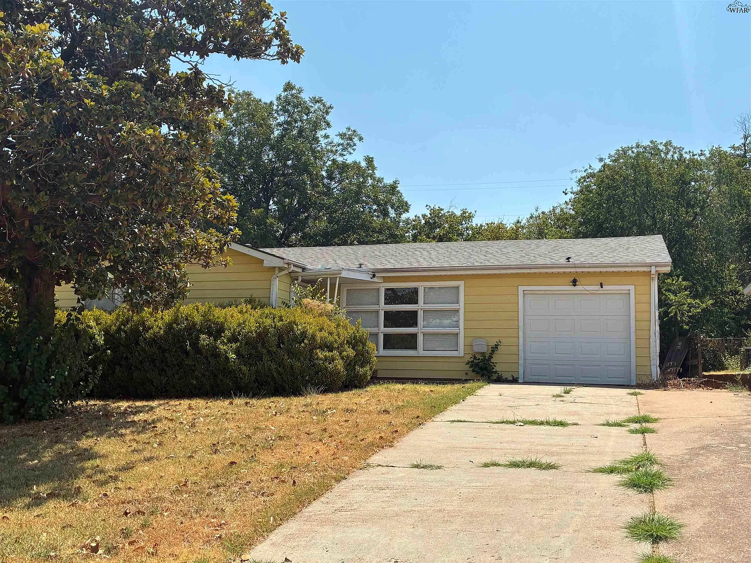 2 bed, 1.0 bath, 1383 sqft, $1,100 — Photo 1