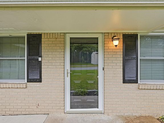 3rd image of 404 SE 1st St