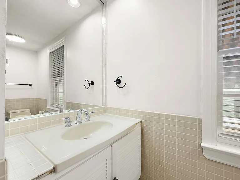 925 Lovering Ave — Photo 6