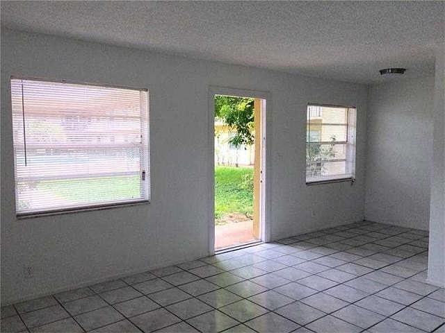 2nd image of 901 NE 16th Ave APT 3