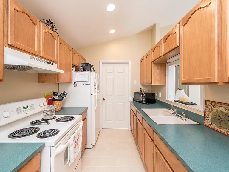 212 Commons Ct — Photo 5
