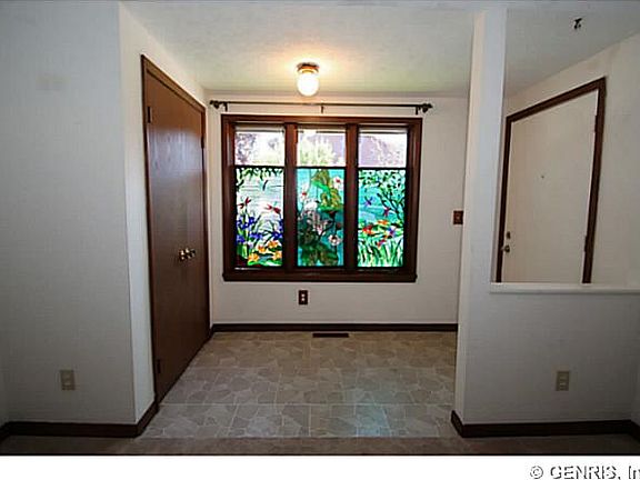 2nd image of 10 Maybrook Ln