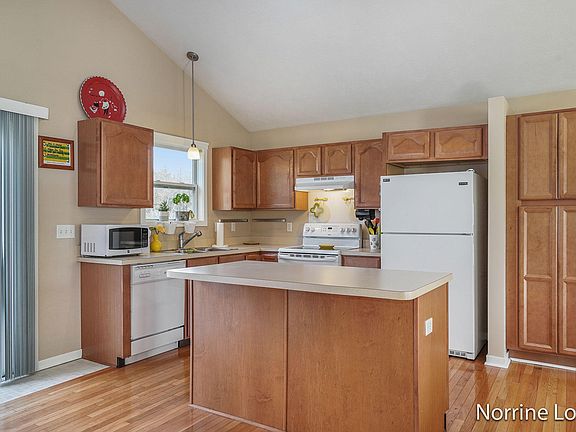 2nd image of 2545 Orchard View Dr NE