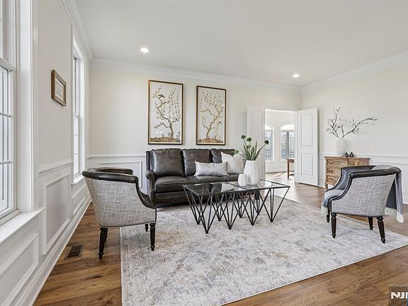 3rd image of 22 Woodmere Rd