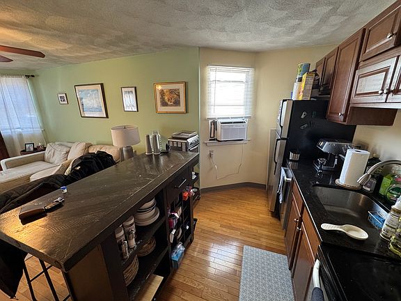 4th image of 217 Holland St #4