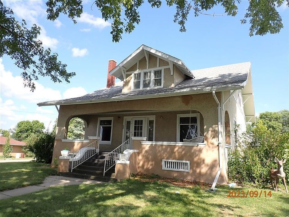 1st image of 210 E Marguerite St