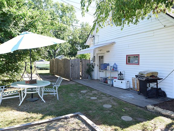2nd image of 1225 Lawrence Ave