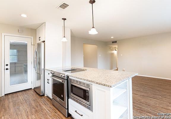 4th image of 305 Meadow Dr