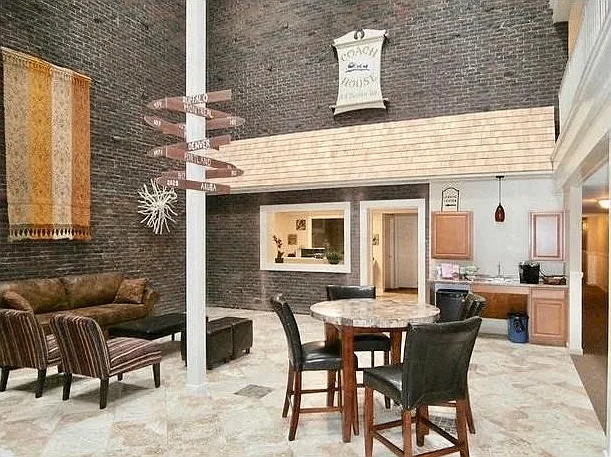 Coach House — Photo 15