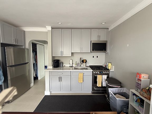 4th image of 302 E Broadway #1E