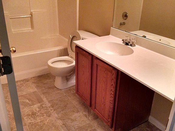 Upstairs 2nd Bathroom